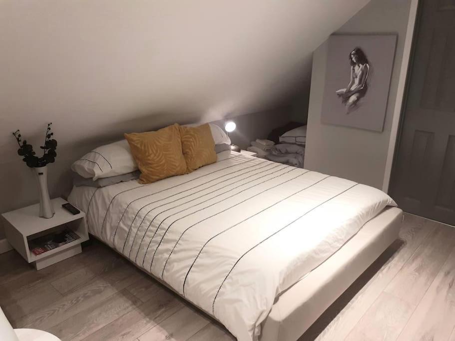 The Contemporary Studio Бракнел Екстериор снимка